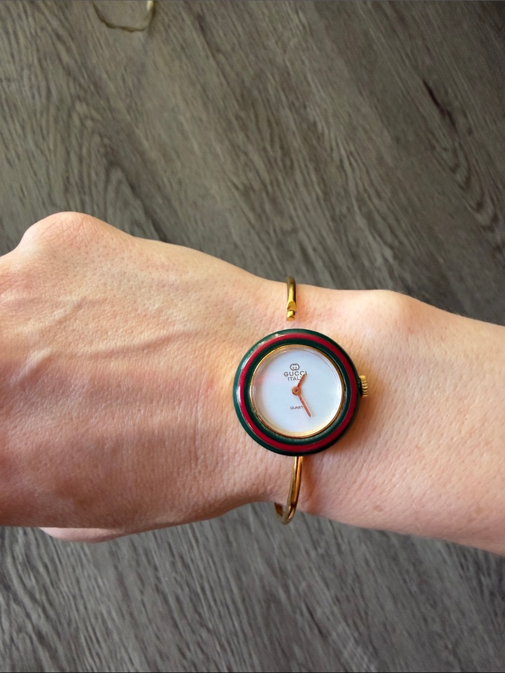 Vintage Gucci Gold Bangle Watch with Green and Red Enamel Accents - Picture 6 of 7